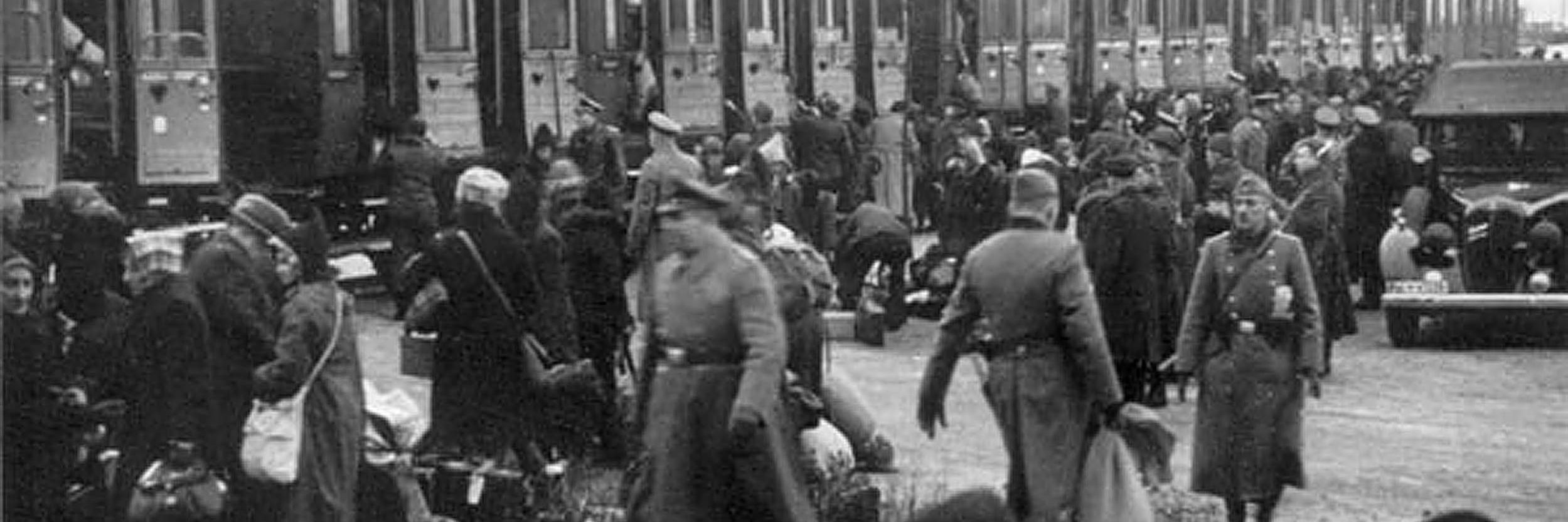 Zug mit deportierten Juden bei der Ankunft in Riga